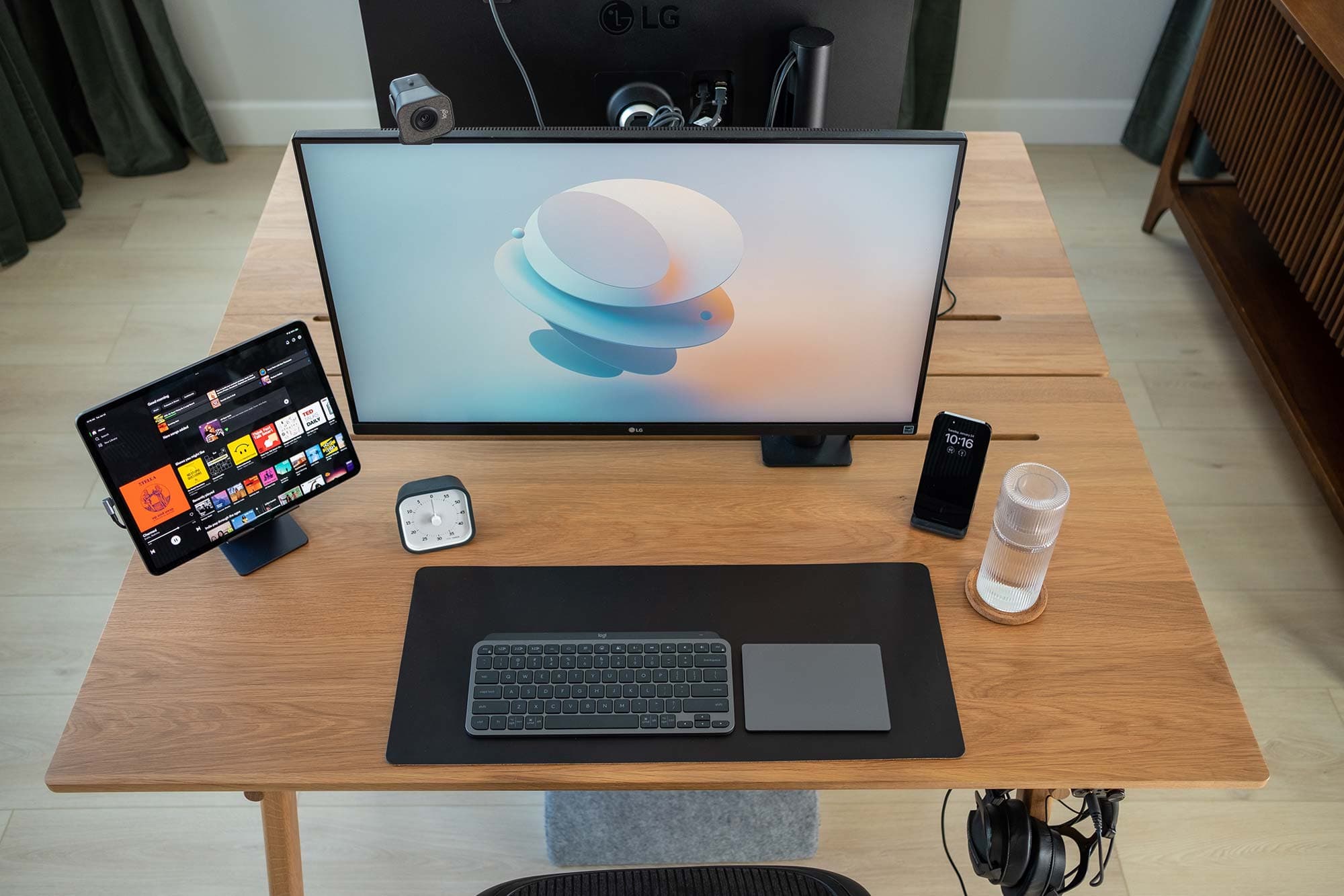 Robert Bye Desk Setup Image 3